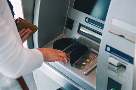 은행 atm 영업시간, 그리고 달리는 기린의 꿈